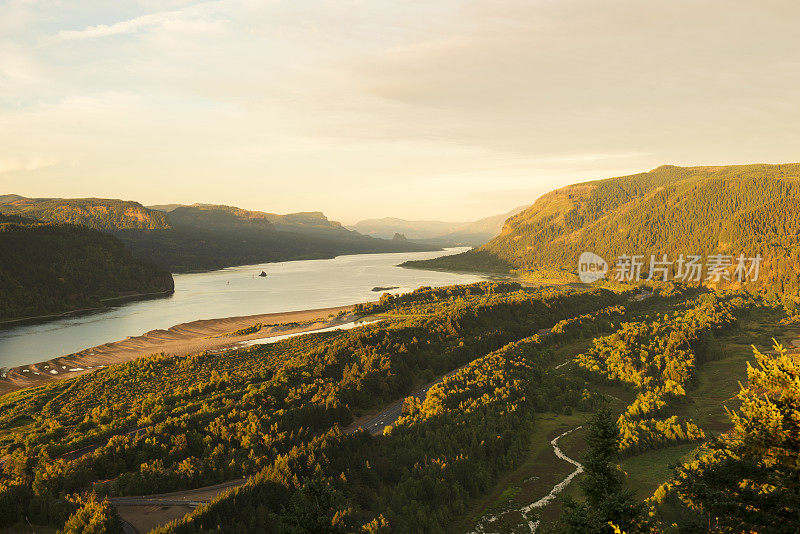 风景如画的哥伦比亚河从Crown Point Vista House